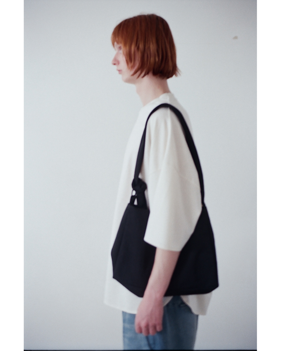 Vintage-finished black nylon sash shoulder bag for everyday use
