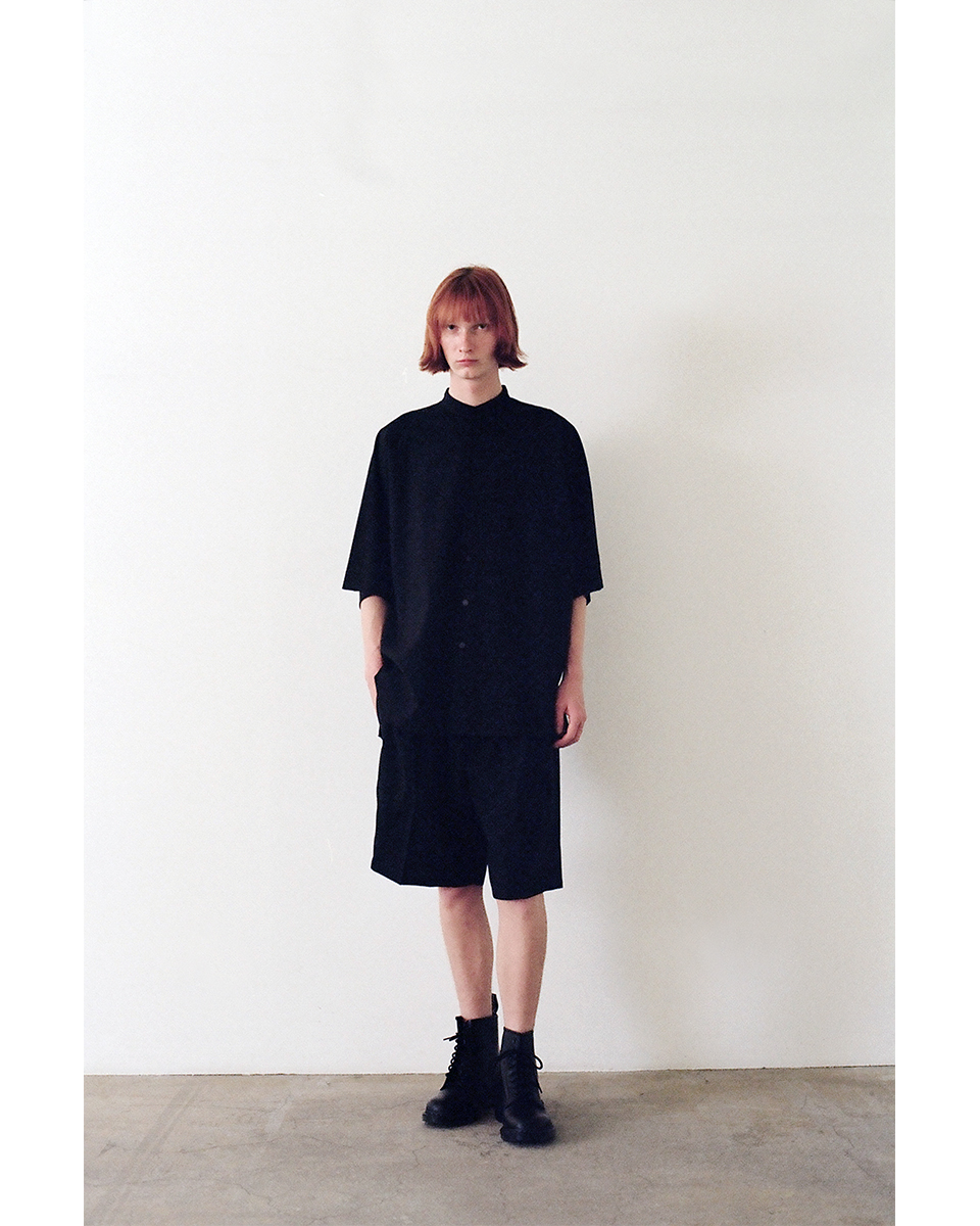VU stand collar dolman shirt in washable wool black, relaxed silhouette with wide sleeves and side slits